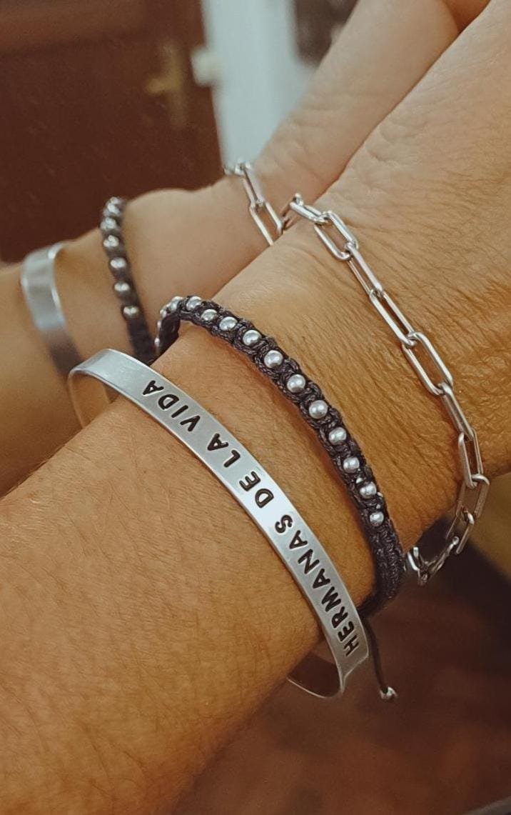 Pulsera Macrame negra o roja con bolitas de plata