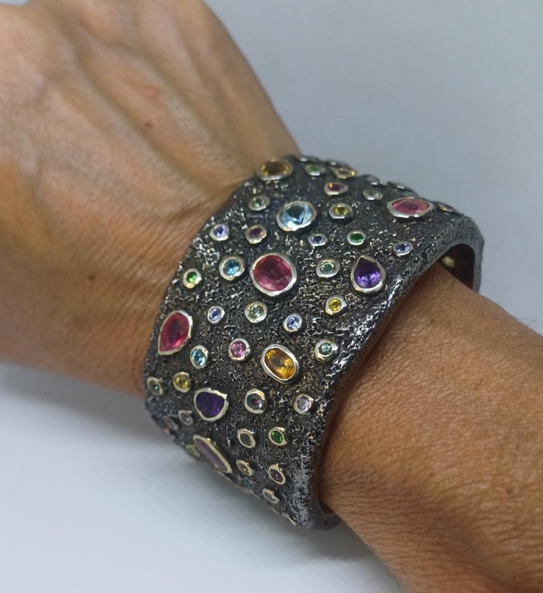 Plata de Katmandu con incrustacion de cristales importados!